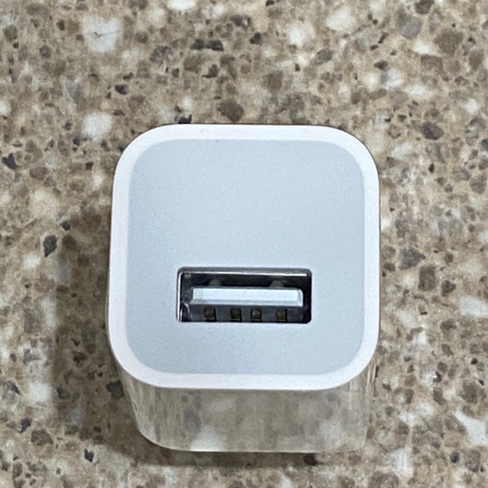 Apple 5W USB Power Adapter - Picture 2 of 3